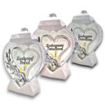 Duży znicz serce LUX 35 cm biało-srebrny – lilia 3D, dedykacja Babci/Dziadkowi/Dziadkom