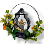 Dekoracja nagrobna dla taty Znicz z dedykacją „Kochanemu Tacie” to wyjątkowy symbol pamięci i szacunku wobec bliskiej osoby. Tego typu dekoracje nagrobne często wybierane są na rocznice, święta oraz podczas odwiedzania grobów bliskich.